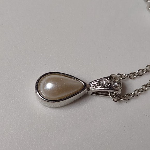 Silver Tone Avon Teardrop Shaped Pendant Necklace Adjustable 16.5 To 19 Inches - Picture 4 of 12